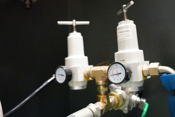 أوتوماتيكي بطاقة بي تي زجاجات صب صب آلة 3 تجويف 4500BPH 0.5L-2L