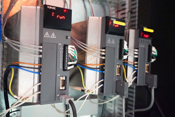 أوتوماتيكي بطاقة بي تي زجاجات صب صب آلة 3 تجويف 4500BPH 0.5L-2L